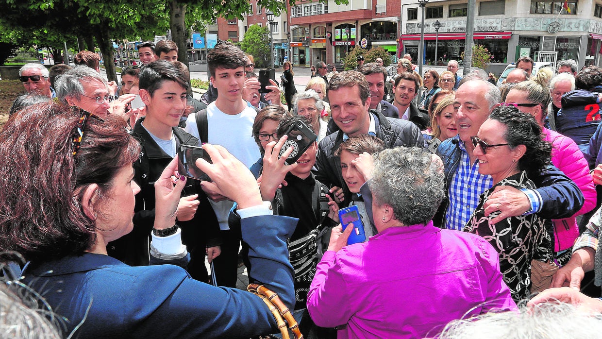 Pablo Casado y Alfonso Fernández Mañueco pasean por las calles de Palencia en el último día de campaña