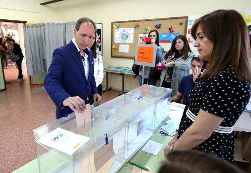 Daniel Arias, candidato de Vox CLM, ejerce su derecho a voto