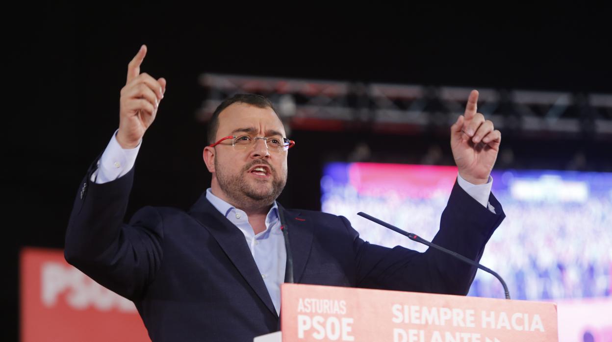 El candidato del PSOE a presidir Asturias, Adrián Barbón