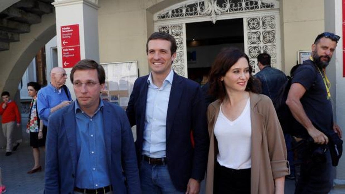 Pablo Casado, entre Almeida y Ayuso