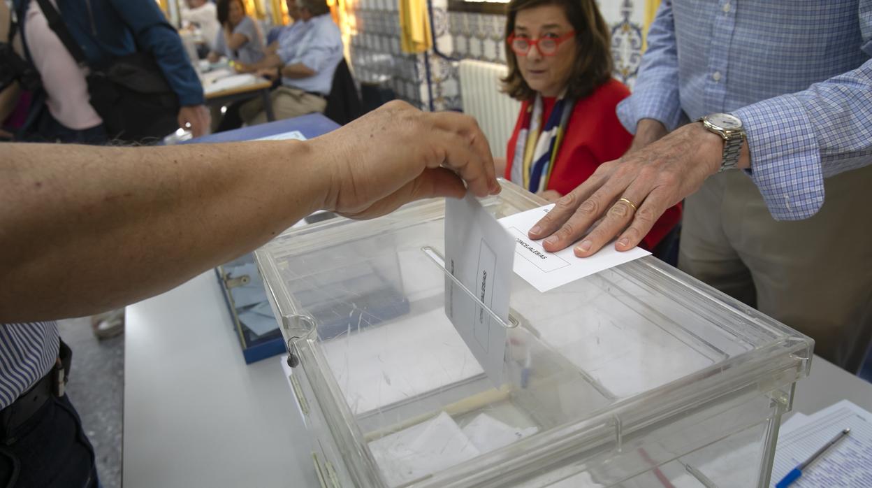 Un hombre deposita su voto en las elecciones municipales, autonómicas y europeas 2019