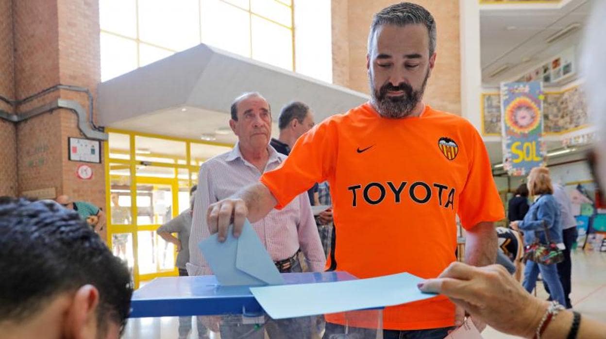 Un hincha del Valencia votando este domingo