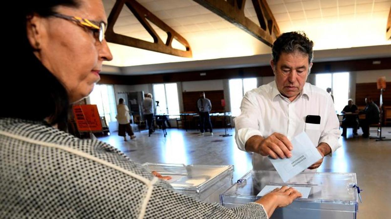 Miguel Anxo Fernández Lores ejerciendo su derecho a voto