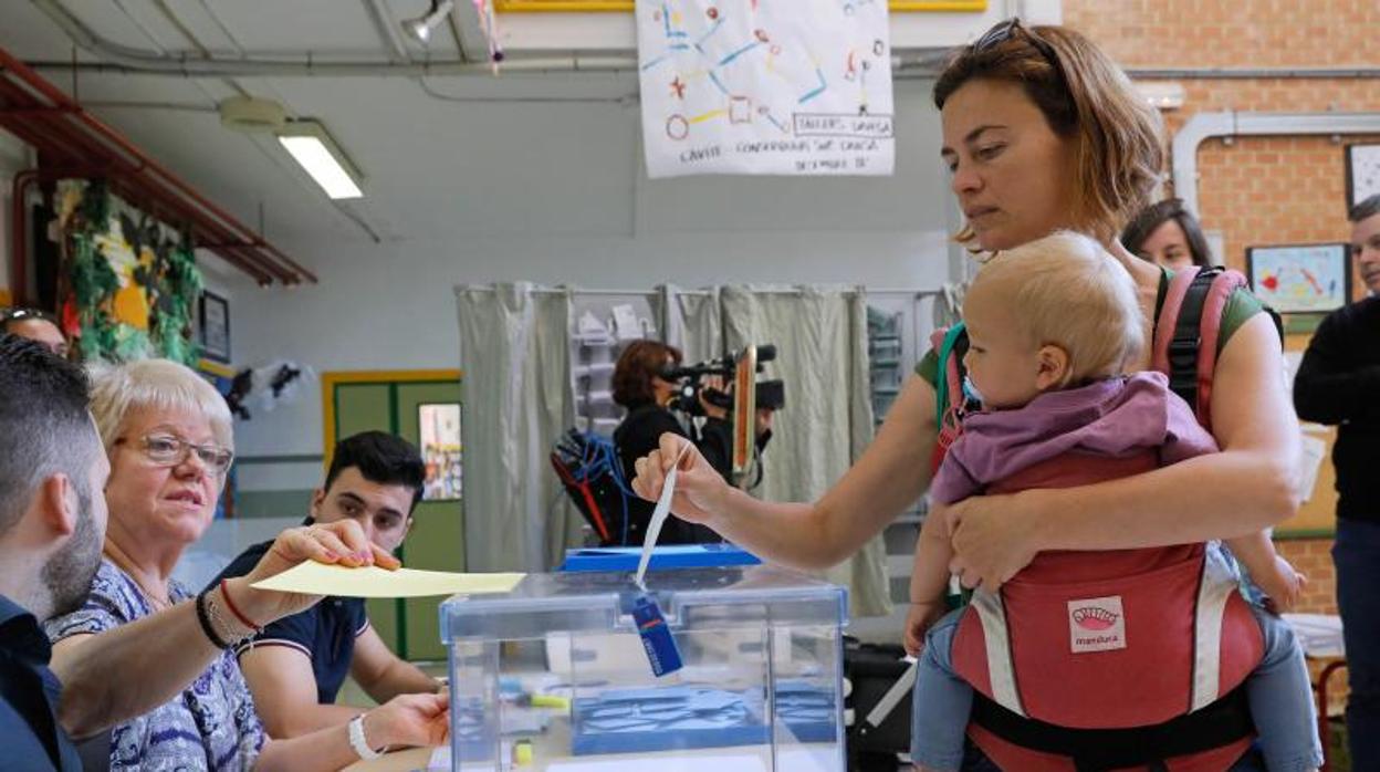 Cuatro colegios electorales de Valencia abren con retraso por falta de papeletas o mesas sin preparar