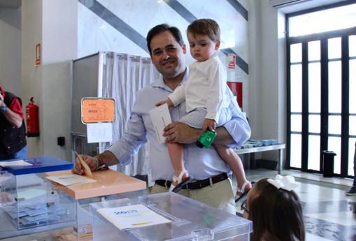 Paco Núñez, con su hijo pequeño en brazos, ejerece su derecho a voto
