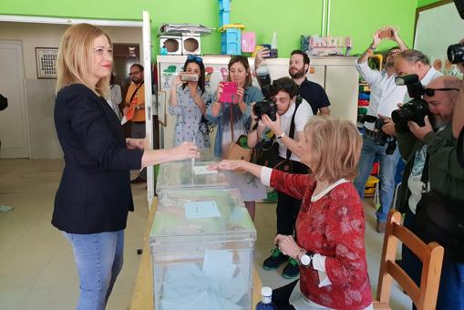 La candidat de Cs, Carmen Picazo, ha votado en el colegio Padre Coll de Albacete