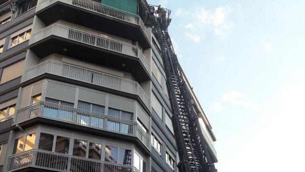 Los Bomberos hallan el cadáver de un hombre de 85 años tras acceder por la ventana a un sexto piso