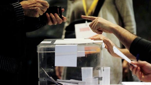 La participación electoral en Barcelona a las 14 horas supera en 2,63 puntos la de hace cuatro años