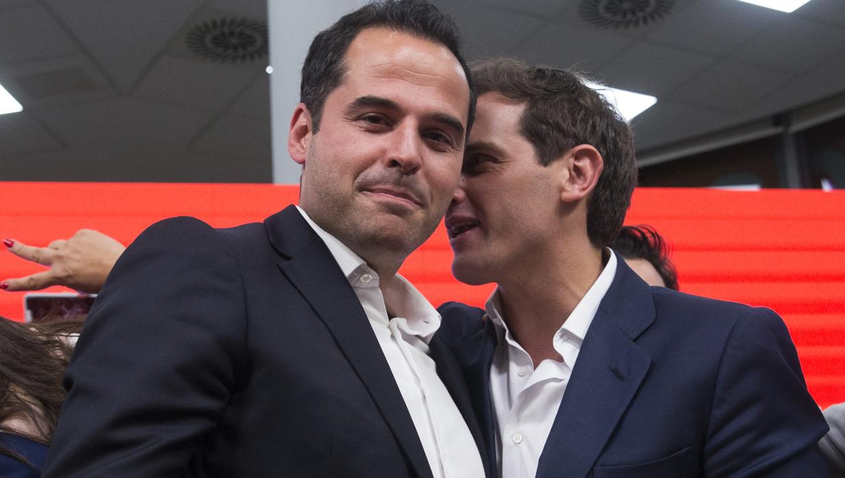 Ignacio Aguado con Albert Rivera anoche, tras conocer los resultados