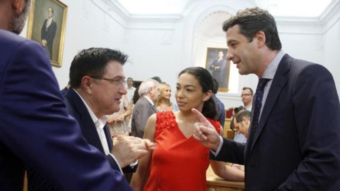 Claudia Alonso conversa con Teo García (PSOE) y Esteban Paños (Ciudadaos) en un pleno del Ayuntamiento del año 2017