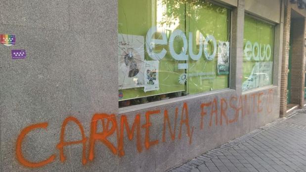 Con pedradas y pintadas de «Carmena, farsante»: así acabó la sede de Equo en Madrid