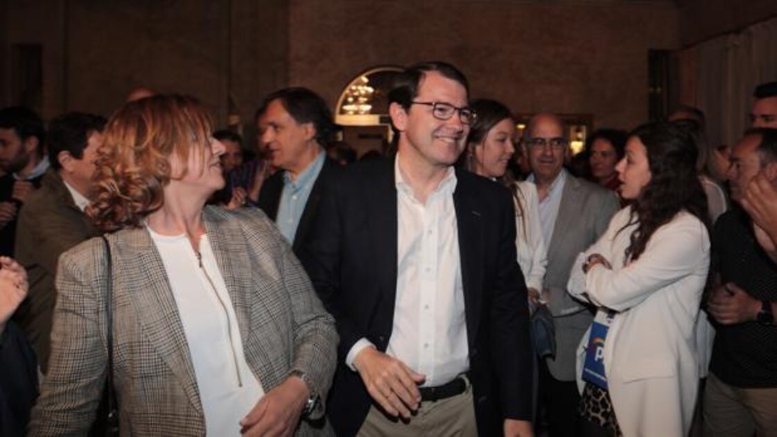 El candidato a presidente de la Junta de Castilla y León, Alfonso Fernández Mañueco, en la sede del PP de Salamanca junto a su familia