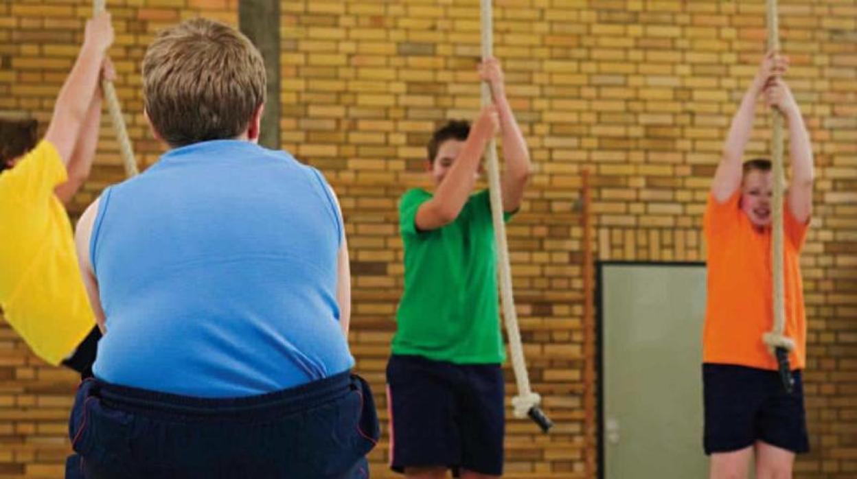 Niño con obesidad en una clase de educación física