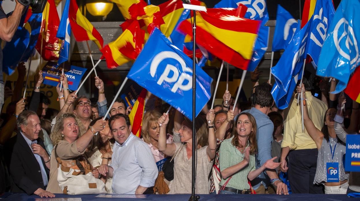 Celebración del PP en su sede de Génova, de madrugada, tras finalizar el recuento de votos