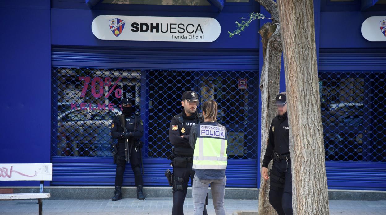 Agentes de la Policía Nacional, este martes, a las puertas de la sede de la SD Huesca