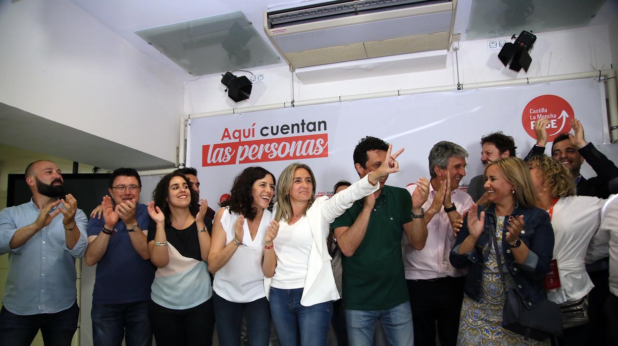 Milagros Tolón celebra el triunfo del PSOE con sus concejales