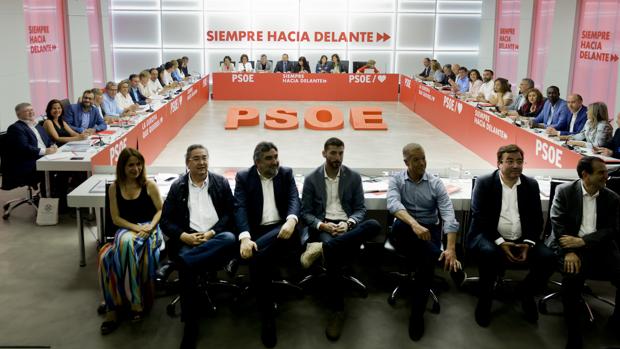 El PSOE presiona a Rivera para pactar pero duda de su voluntad y rechaza las condiciones de Villegas