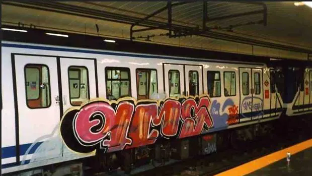 Un grupo de grafiteros agrede a un hombre tras pintar un tren de Cercanías