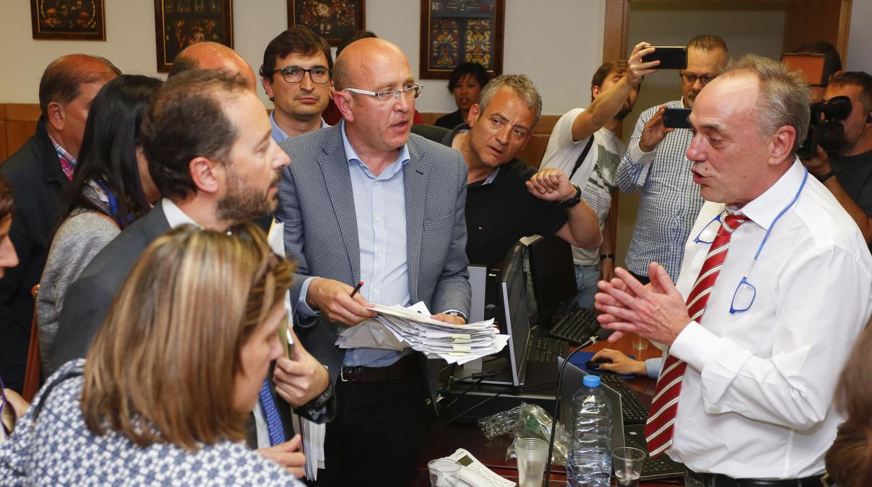 Un momento del recuento oficial realizado por la Junta Electoral de las elecciones municipales de León