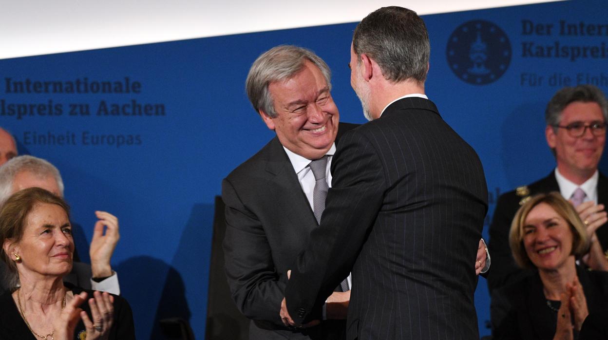 Don Felipe felicita al secretario general de Naciones Unidas, Antonio Guterres, por recibir el Premio Carlomango