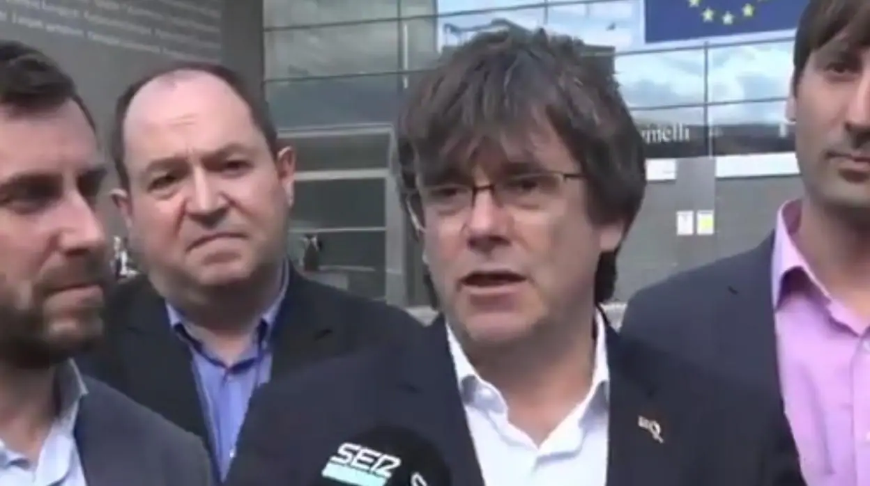 Puigdemont, con Barrena detrás,, con camisa azul, el miércoles en Bruselas