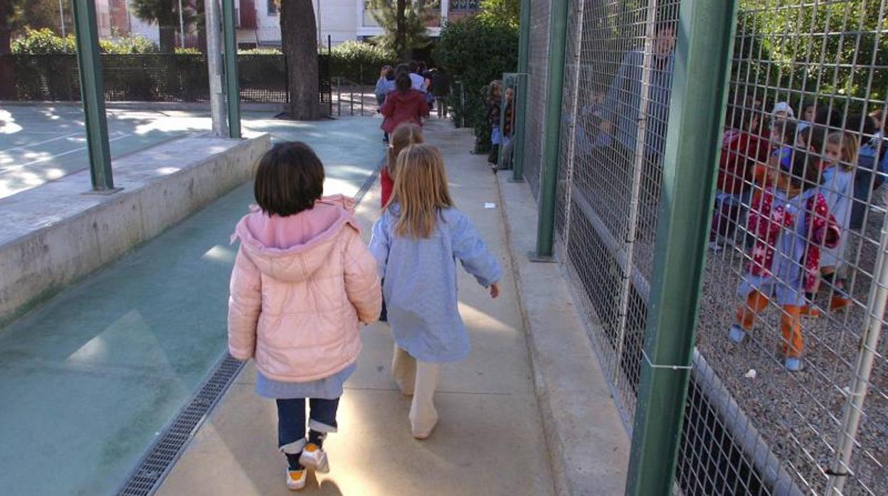 Unos alumnos en el patio de una escuela