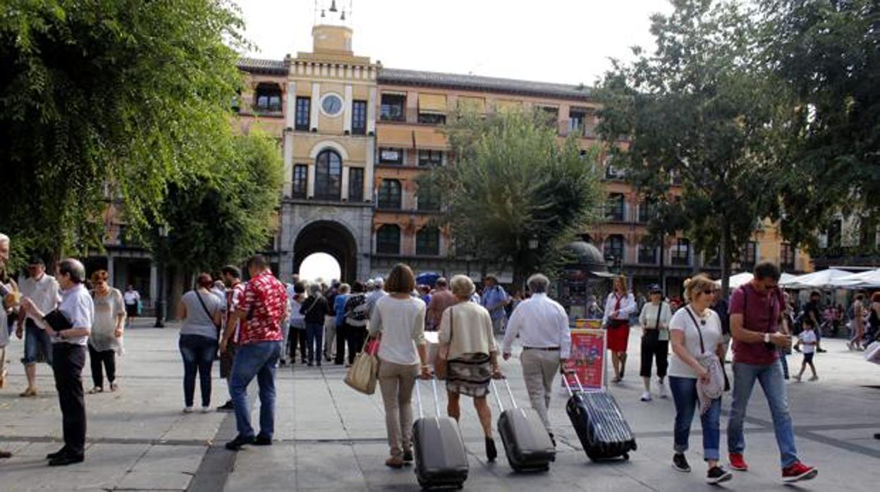 Turistas con maletas por la plaza de Zocodover