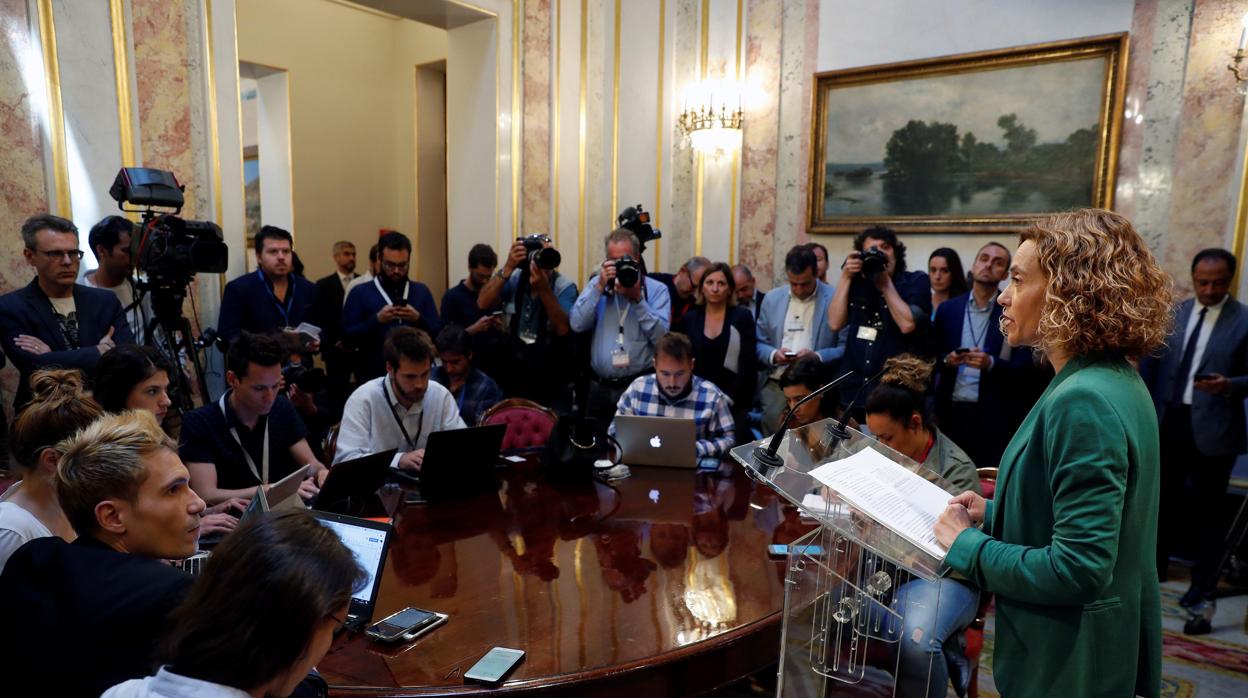 La presidenta de la Mesa del Congreso, Meritxell Batet, durante una rueda de prensa