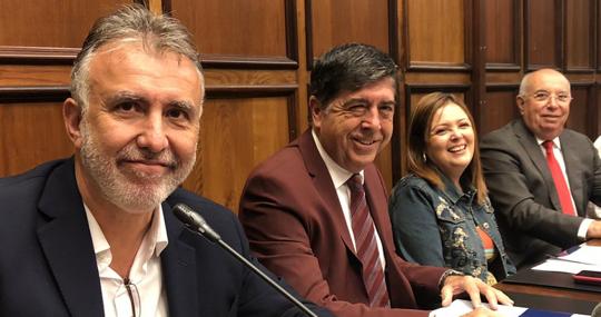 Torres, líder canario del PSOE en un «selfie»