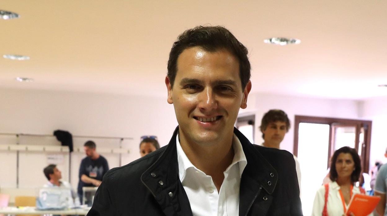 Albert Rivera, en su colegio electoral en la localidad madrileña de Pozuelo de Alarcón