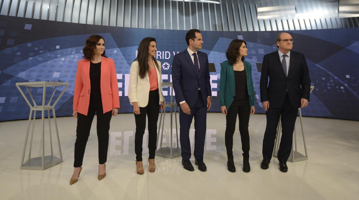 De izquierda a derecha, los candidatos Díaz Ayuso, Monasterio, Aguado, Serra y Gabilondo, en el debate de Telemadrid