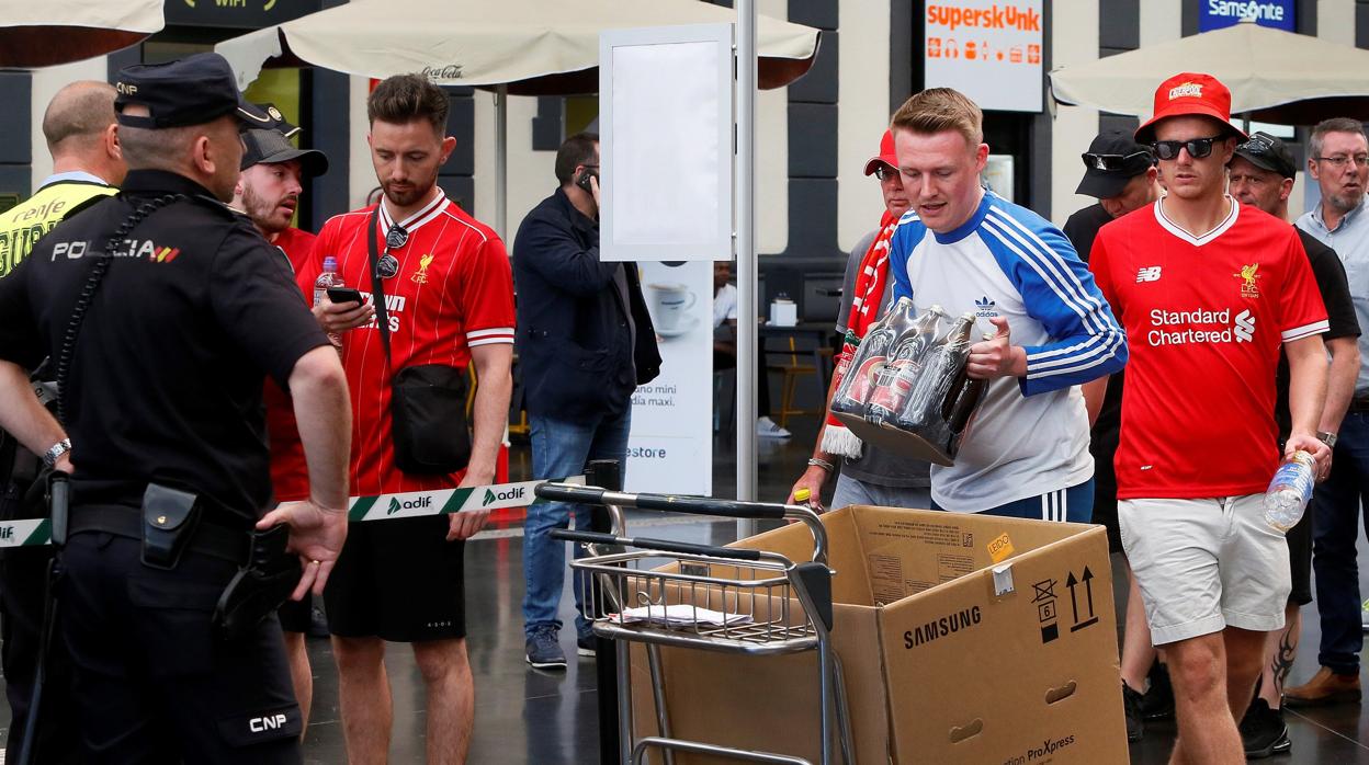 Aficionados del Liverpool en la estación de tren de Alicante, donde les han sido decomisadas las bebidas alcohólicas