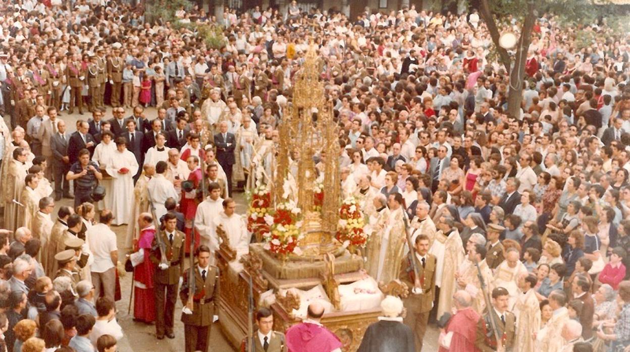 La Custodia en Zocodover escoltada por cadetes de la Academia de Infantería a finales de los años 60