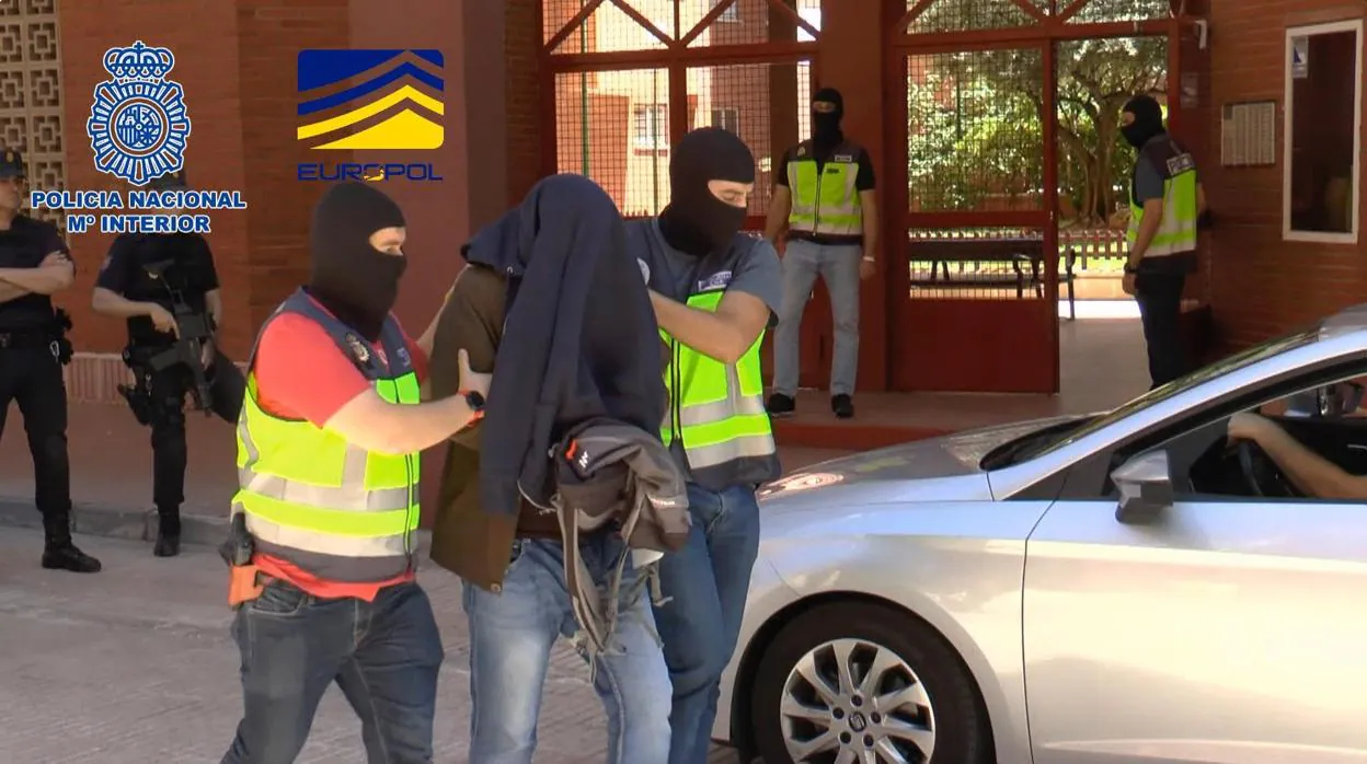 La Policía se lleva detenido a A. M., un sirio de 43 años que vivía en un piso de Vallecas, en Madrid