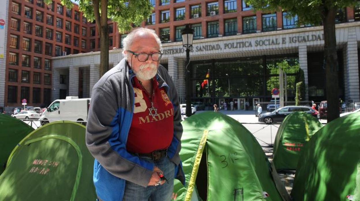 Javier, de los «sin techo» más veteranos de la acampada, posa frente a su tienda de campaña