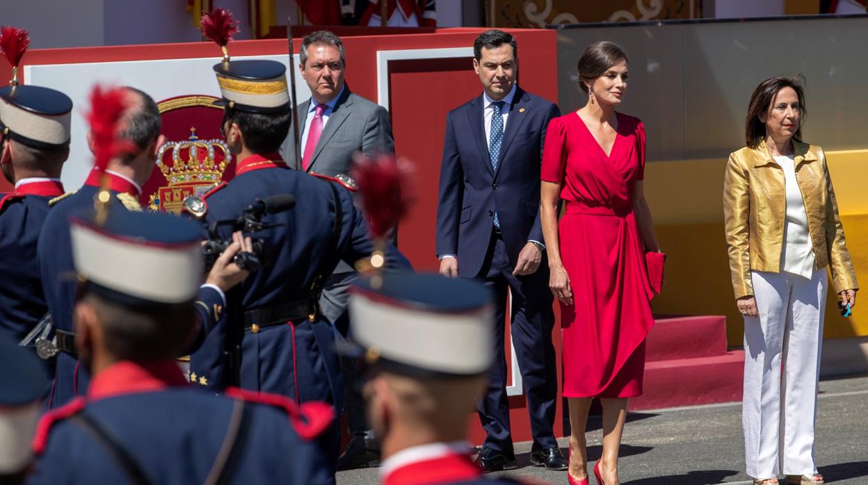 Margarita Robles junto a la Reina en el Desfile