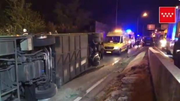 Veinte heridos al volcar un autobús en Alcobendas