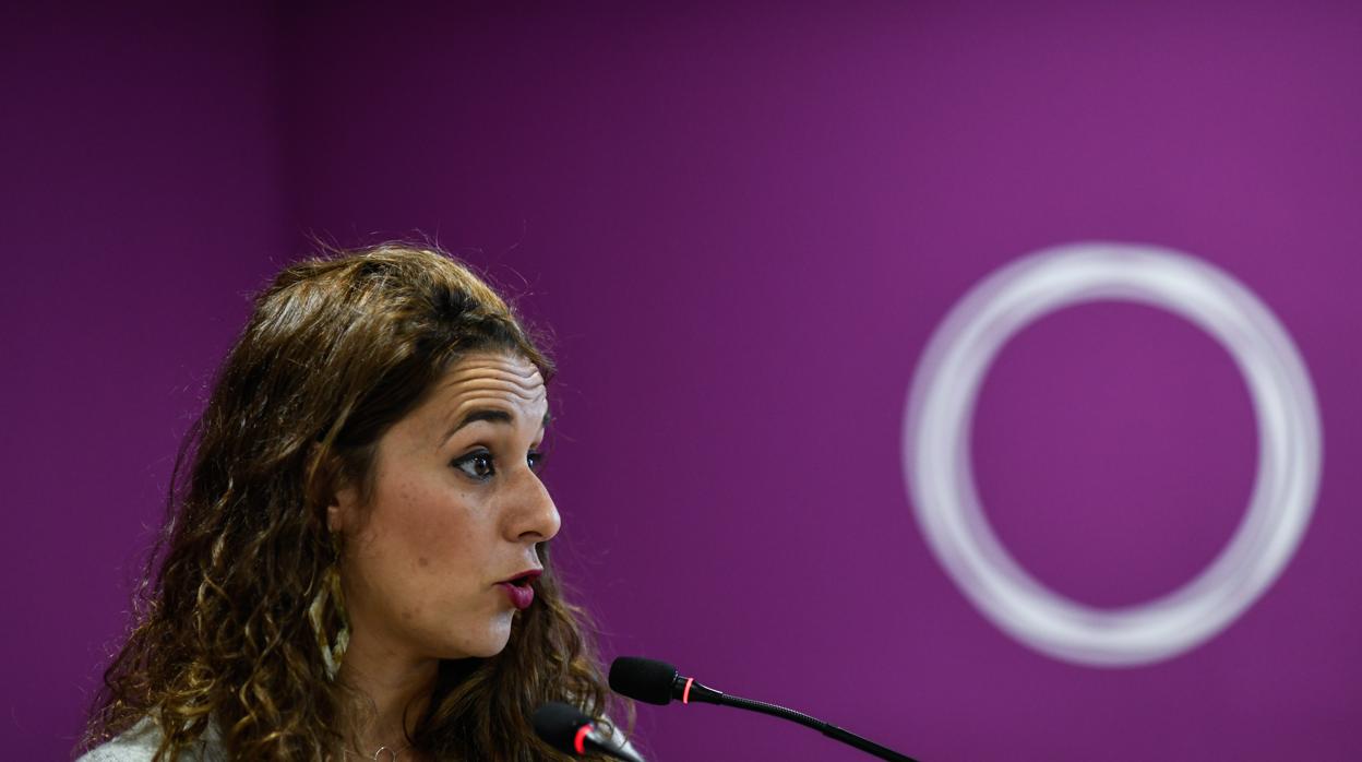 La coportavoz de Podemos, Noelia Vera, durante una rueda de prensa, en la sede de la formación