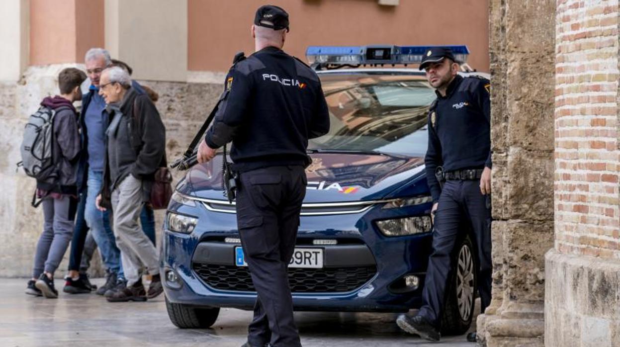 Patrulla de la Policía Nacional en una calle de Valencia