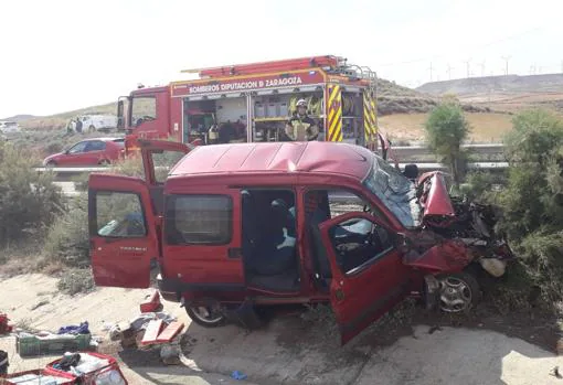 Estado en que quedó uno de los vehículos que chocaron tras caer un cable de alta tensión sobre la autovía A-23, en Muel (Zaragoza)
