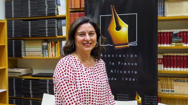 Rosalía Mayor se convierte en la primera mujer que preside la Asociación de la Prensa de Alicante