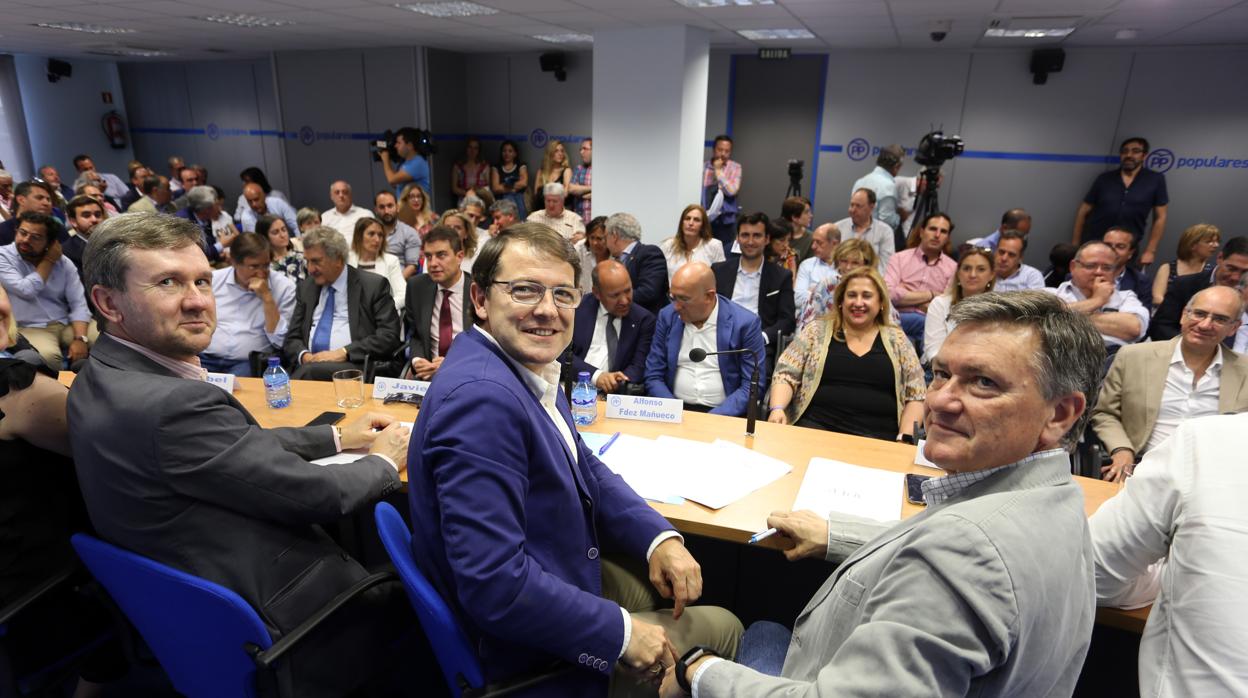 Fernández Mañueco, flanqueado por Lacalle y Vázquez, en la sede del PP de Castilla y León, en Valladolid