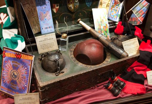 Objetos de Quidditch en la exposición de Harry Potter en Valencia