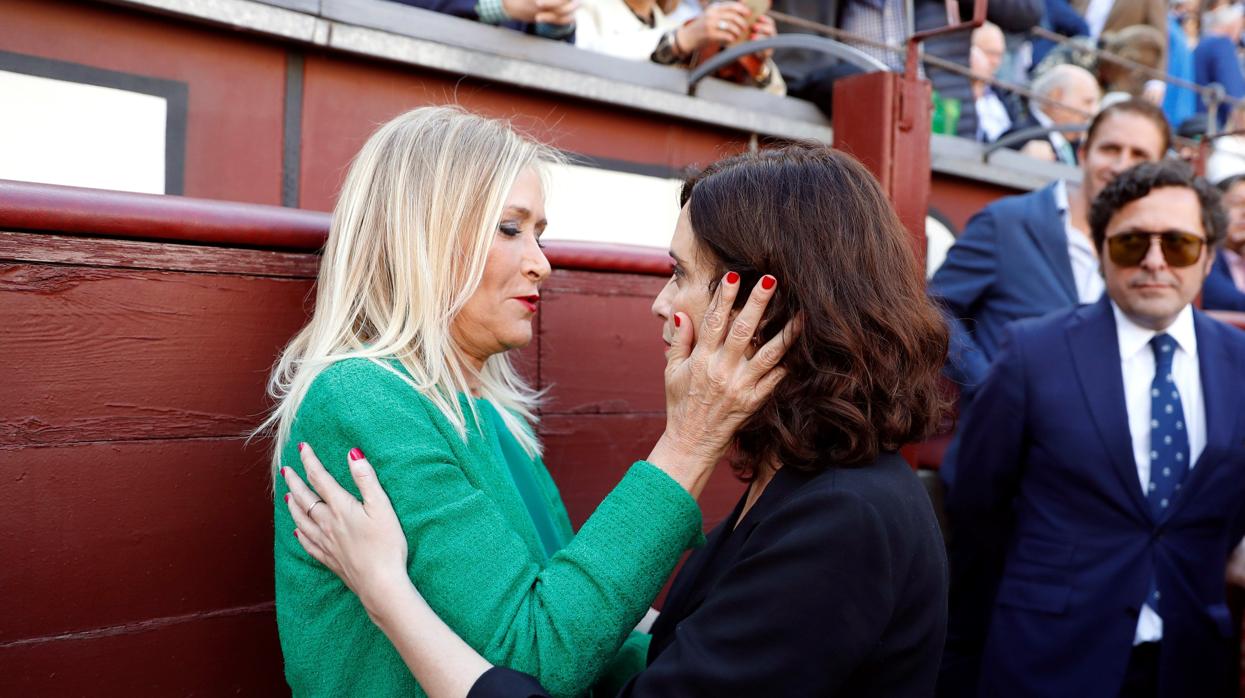 Cristina Cifuentes e Isabel Díaz Ayuso, en el callejón de la plaza de toros madrileña