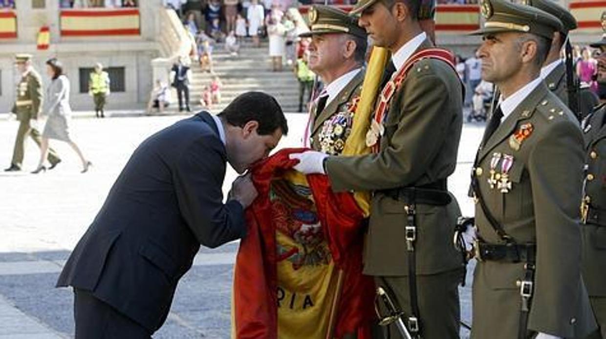 García-Page juró bandera en junio de 2011, siendo alcalde de Toledo