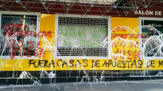 La extrema izquierda ataca en masa las casas de apuestas de Madrid