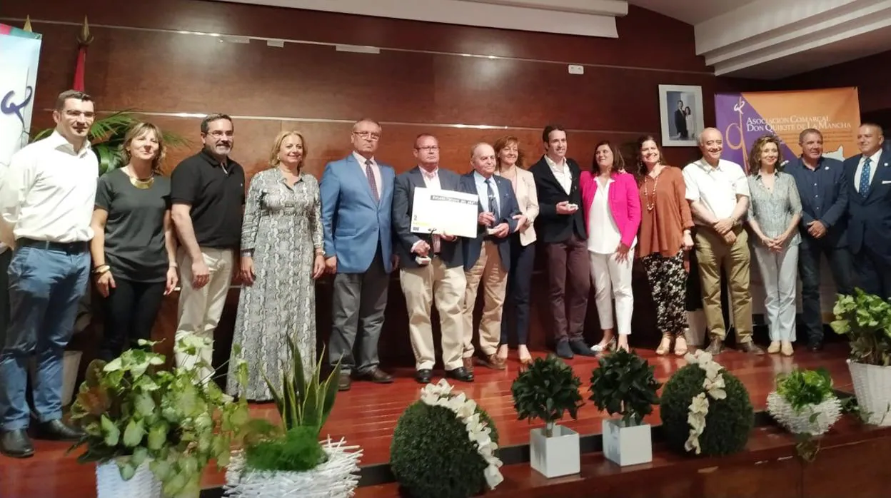 Foto de familia de los galardonados junto a miembros de la asociación comarcal Don Quijote y alcaldes de la zona