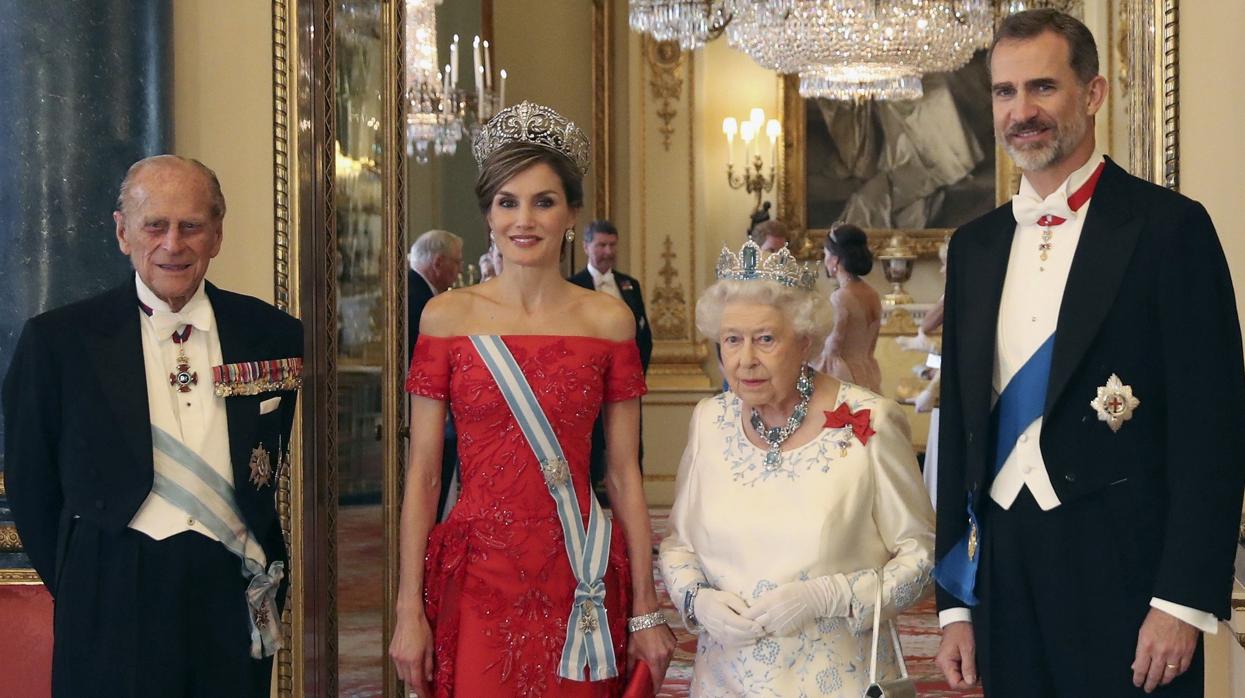 Los Reyes Don Felipe y Doña Letizia con la Reina de Inglaterra y el Duque de Edimburgo, en julio de 2017 en Londres