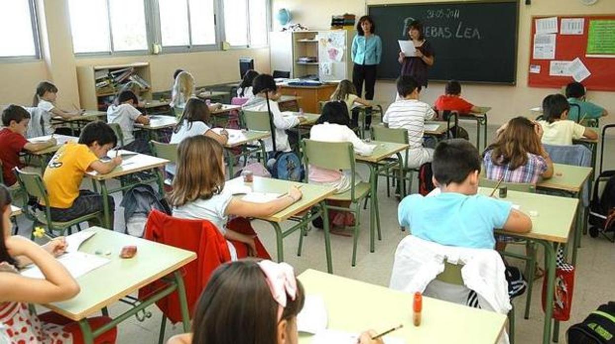 Imagen de archivo de niños en clase