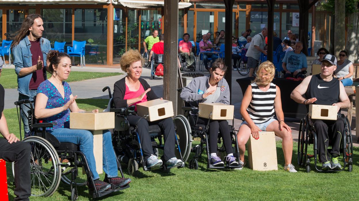 Pacientes de Parapléjicos tocando el cajón en la entrada del hospital